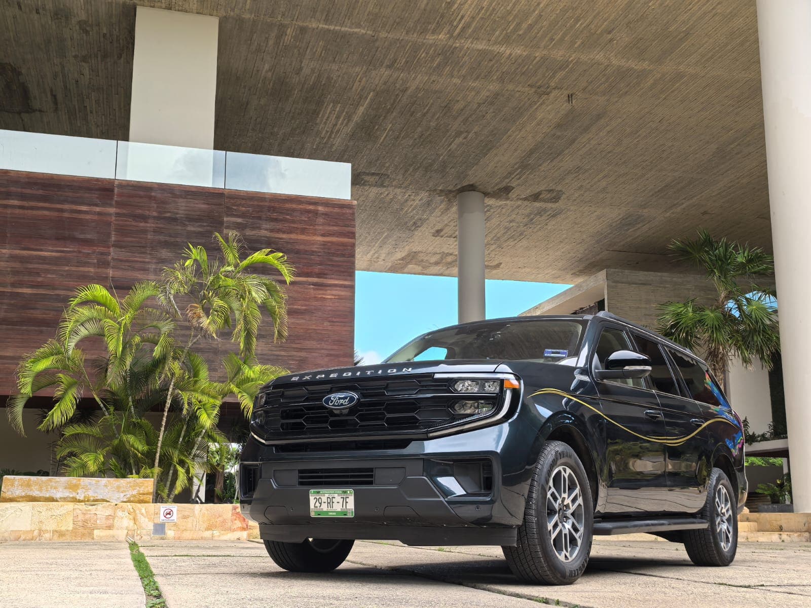 SUV negra de Qwantour bajo el portico de un hotel de la Riviera Maya
